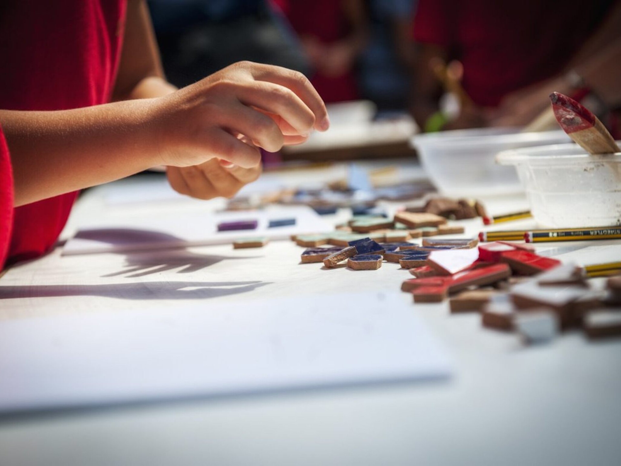 Gaudi per un dia Taller infantil de trencadis en familia header uai